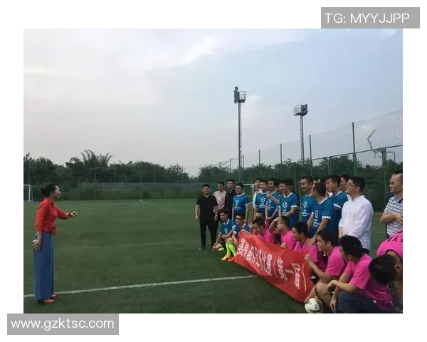 大连足球队奋战新赛季展现团队精神与拼搏精神的决心与信念